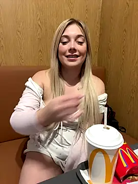 Snapshot of CherryAuroraa chatting on December 22, 2:17 pm CherryAuroraa online show from December 22, 2:17 pm