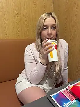 Snapshot of CherryAuroraa chatting on March 1, 10:21 pm CherryAuroraa online show from March 1, 10:21 pm