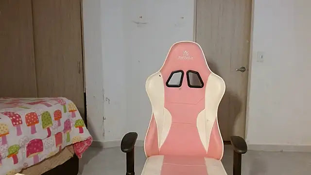 GiltRosebush online show from January 6, 8:24 pm