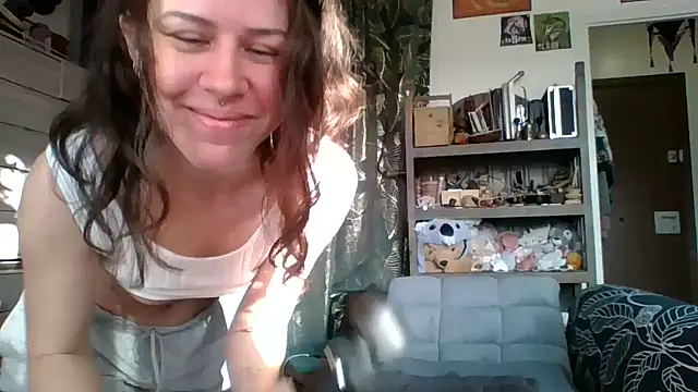 Snapshot of SuzieWanKenobi chatting on December 4, 1:58 pm SuzieWanKenobi online show from December 4, 1:58 pm