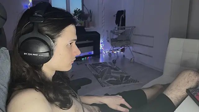 Snapshot of CandyChell chatting on February 22, 2:08 pm CandyChell online show from February 22, 2:08 pm