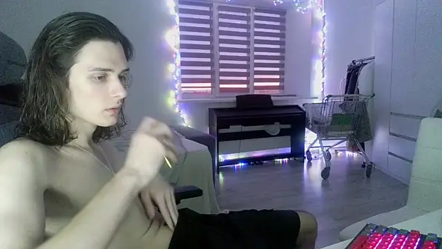 Snapshot of CandyChell chatting on March 16, 2:44 pm CandyChell online show from March 16, 2:44 pm