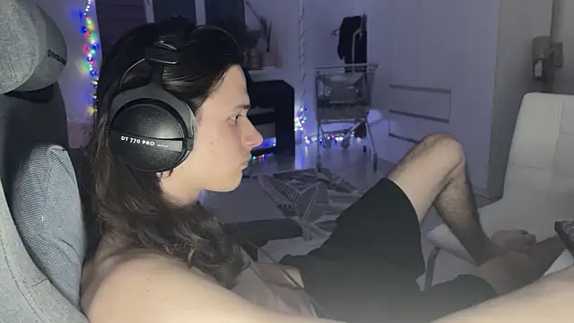 Snapshot of CandyChell chatting on February 21, 8:22 pm CandyChell online show from February 21, 8:22 pm