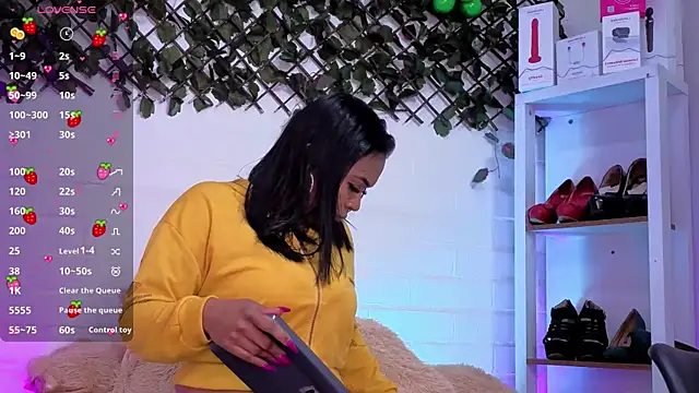 Snapshot of louise_nails chatting on June 29, 6:51 pm louise nails online show from June 29, 6:51 pm