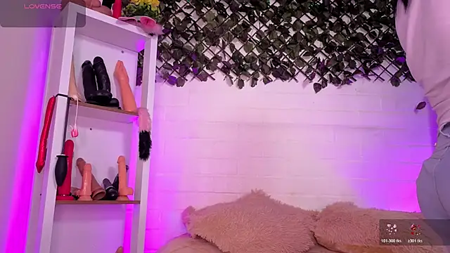 Snapshot of louise_nails chatting on July 15, 8:49 pm louise nails online show from July 15, 8:49 pm