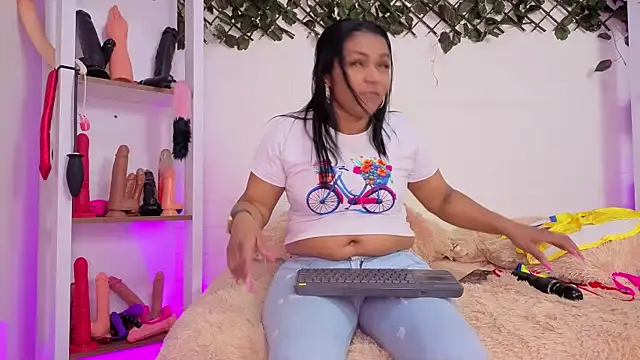 Snapshot of louise_nails chatting on June 19, 5:41 pm louise nails online show from June 19, 5:41 pm