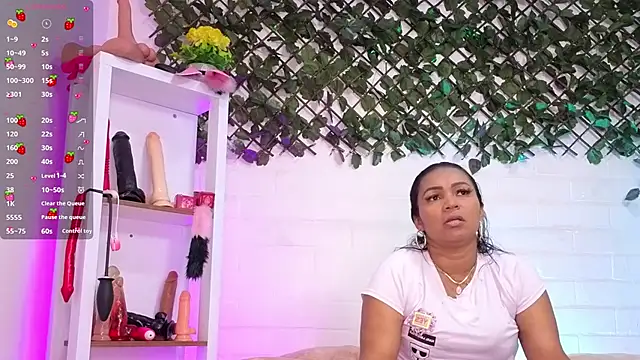 Snapshot of louise_nails chatting on July 9, 8:19 pm louise nails online show from July 9, 8:19 pm