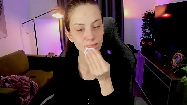 Snapshot of EmilyWilden chatting on October 27, 8:37 am EmilyWilden online show from October 27, 8:37 am