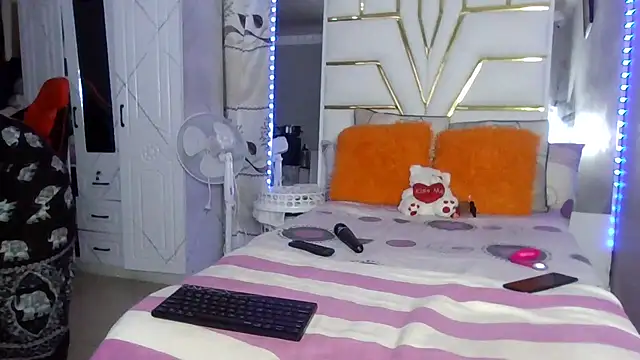 Snapshot of SexyyNana chatting on September 17, 10:34 pm SexyyNana online show from September 17, 10:34 pm