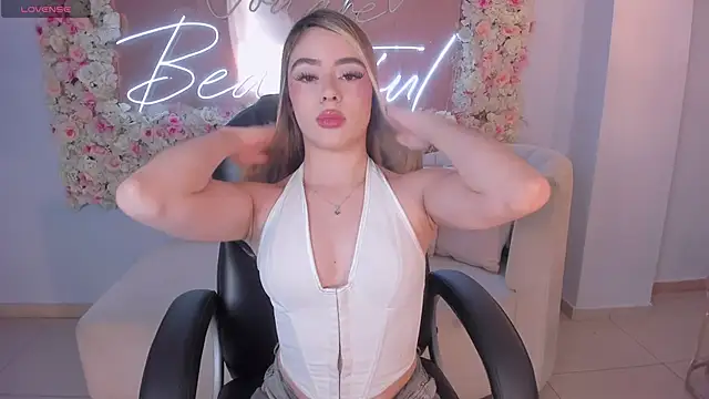 Snapshot of JuanitaClay chatting on May 9, 7:39 pm JuanitaClay online show from May 9, 7:39 pm
