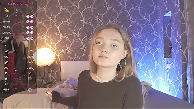 MiaMiaMeow online show from April 3, 4:02 pm