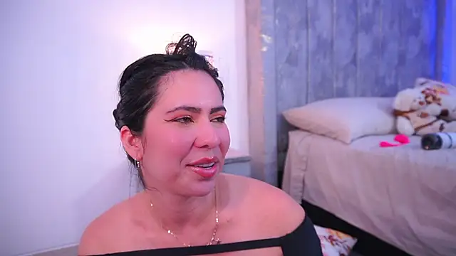 Snapshot of lara_giraldo chatting on February 22, 7:12 am lara giraldo online show from February 22, 7:12 am