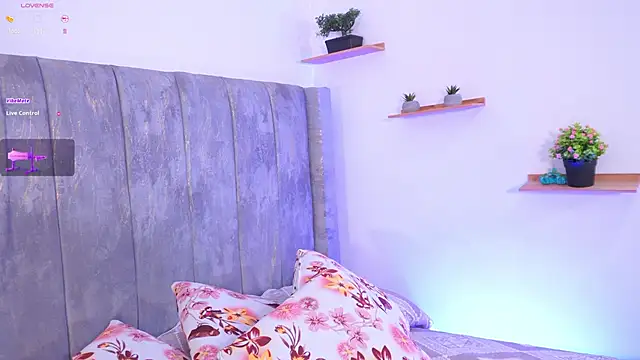 Snapshot of lara_giraldo chatting on September 18, 12:52 pm lara giraldo online show from September 18, 12:52 pm