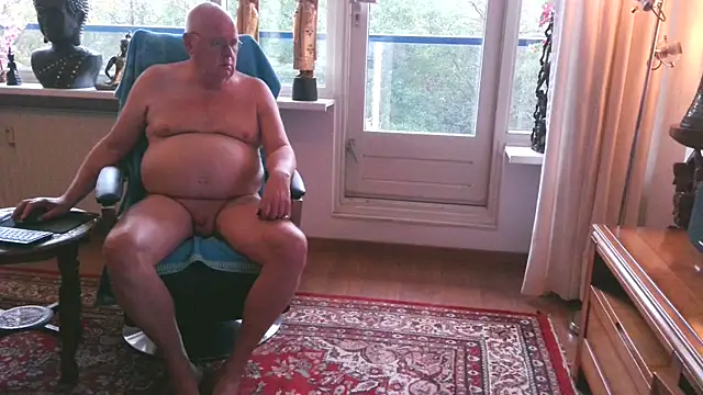 Snapshot of Exhib070 chatting on November 14, 10:19 am Exhib070 online show from November 14, 10:19 am