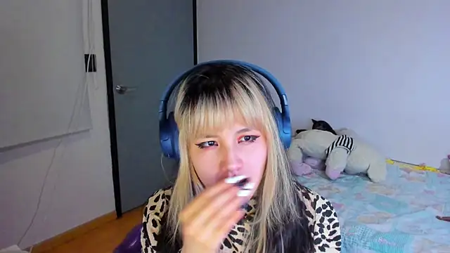 Akane-Mou online show from December 10, 7:37 am