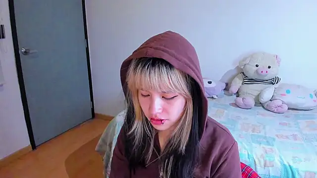 Akane-Mou online show from December 6, 4:30 am