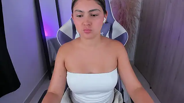 Snapshot of sofia_henaok chatting on February 10, 1:48 am sofia henaok online show from February 10, 1:48 am