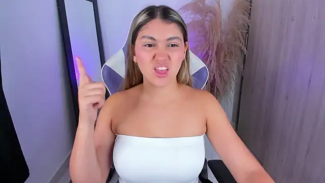 Snapshot of sofia_henaok chatting on February 12, 2:22 am sofia henaok online show from February 12, 2:22 am