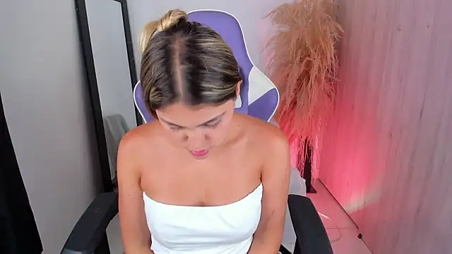 Snapshot of sofia_henaok chatting on February 24, 12:11 am sofia henaok online show from February 24, 12:11 am