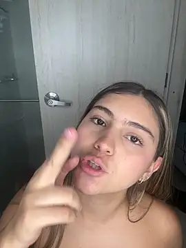 Snapshot of sofia_henaok chatting on March 5, 1:57 am sofia henaok online show from March 5, 1:57 am