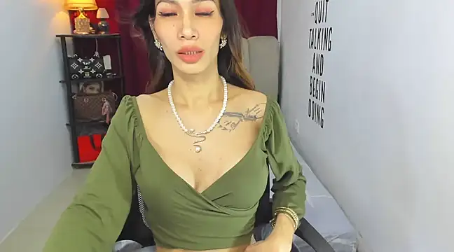 Snapshot of Trixie_Mattel21 chatting on March 5, 9:48 pm Trixie Mattel21 online show from March 5, 9:48 pm