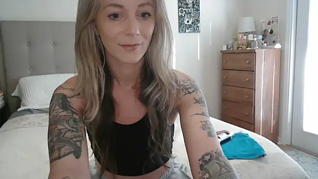 Snapshot of Heyitsmee33 chatting on November 18, 12:41 pm Heyitsmee33 online show from November 18, 12:41 pm