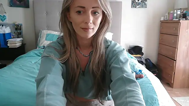 Snapshot of Heyitsmee33 chatting on May 15, 12:36 pm Heyitsmee33 online show from May 15, 12:36 pm