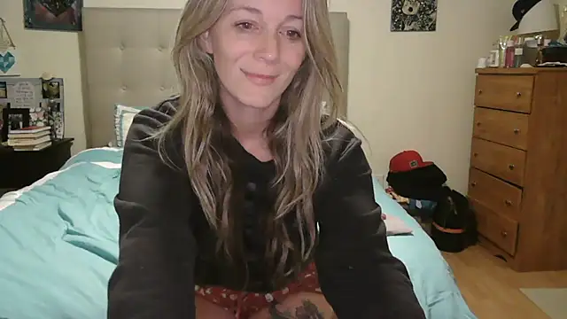 Snapshot of Heyitsmee33 chatting on May 6, 10:08 am Heyitsmee33 online show from May 6, 10:08 am