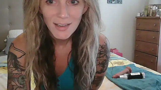 Snapshot of Heyitsmee33 chatting on October 5, 1:13 pm Heyitsmee33 online show from October 5, 1:13 pm