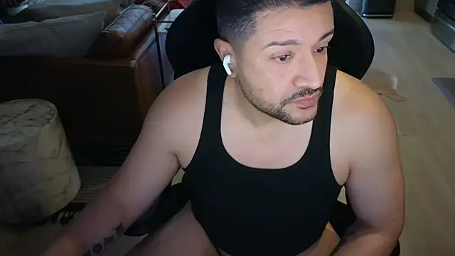 HungandThickLatin online show from December 15, 4:13 pm