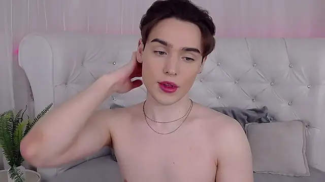 RobbyCharming online show from April 4, 4:30 am