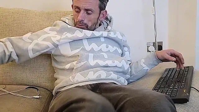 uk-bobbie-uk online show from November 17, 3:54 am