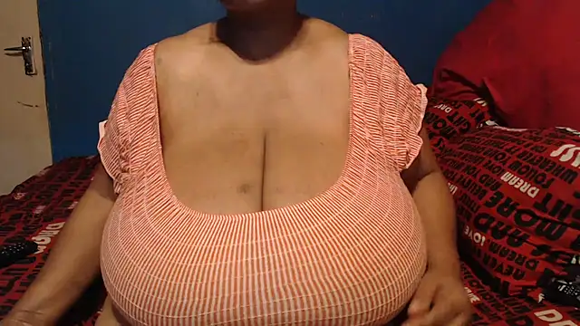 Snapshot of CUTEFIRMMELONSS chatting on October 29, 8:52 pm CUTEFIRMMELONSS online show from October 29, 8:52 pm