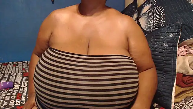 CUTEFIRMMELONSS online show from April 4, 6:25 pm