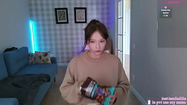 lialiliaa online show from May 13, 9:49 am
