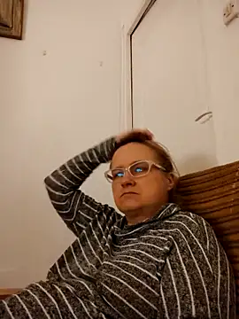 Snapshot of She-devilx chatting on October 28, 12:44 am She-devilx online show from October 28, 12:44 am