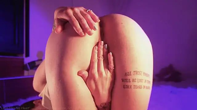 Snapshot of _Avriles_ chatting on January 25, 3:40 am  Avriles  online show from January 25, 3:40 am