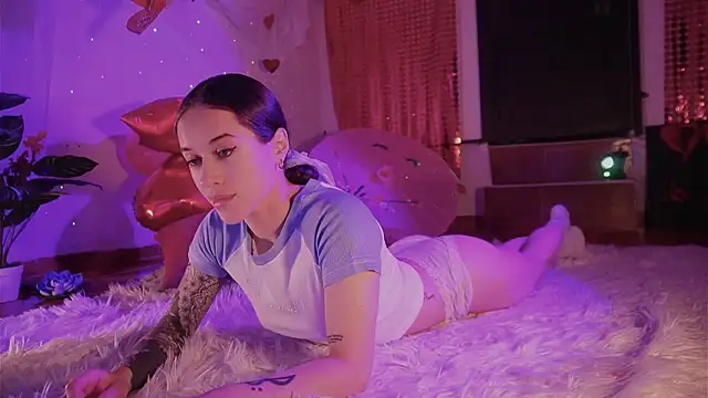 Snapshot of _Avriles_ chatting on February 22, 1:00 am  Avriles  online show from February 22, 1:00 am