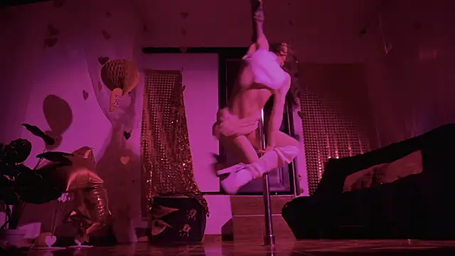 Snapshot of _Avriles_ chatting on March 3, 7:03 am  Avriles  online show from March 3, 7:03 am