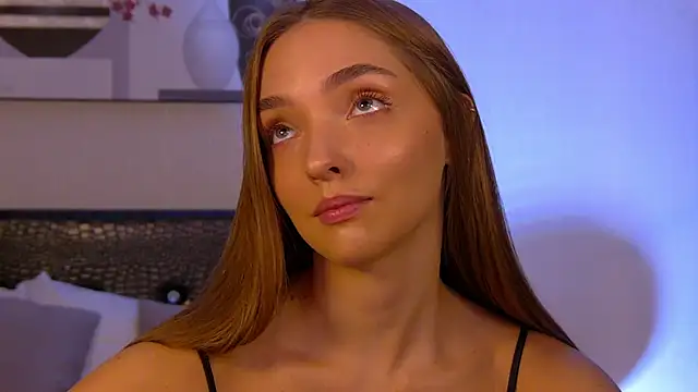 VirginieCruz online show from November 10, 7:30 pm