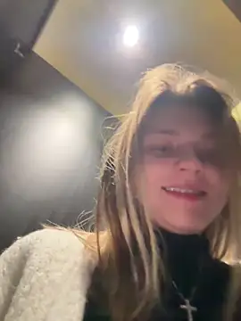 ValenciaShock online show from December 17, 6:40 am