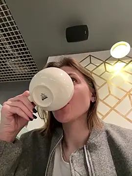 ValenciaShock online show from April 19, 7:20 am