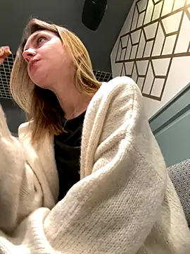 ValenciaShock online show from November 16, 6:40 am