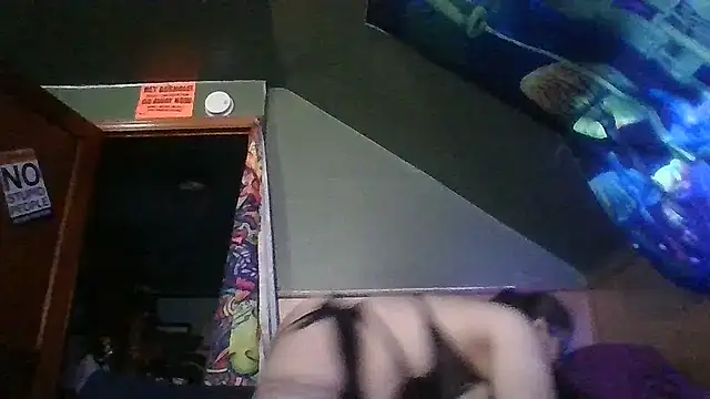 Snapshot of sluttypumpkin420 chatting on March 10, 12:28 am sluttypumpkin420 online show from March 10, 12:28 am