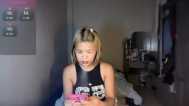 Snapshot of iamYourBestGirl chatting on June 29, 8:32 am iamYourBestGirl online show from June 29, 8:32 am