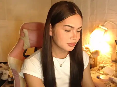 Ashely Lewis online show from December 17, 11:59 am