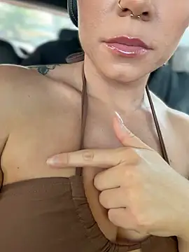 Snapshot of LukeLouHarvey chatting on February 8, 3:48 am LukeLouHarvey online show from February 8, 3:48 am