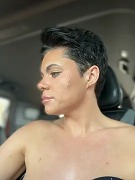 Snapshot of LukeLouHarvey chatting on February 3, 3:59 am LukeLouHarvey online show from February 3, 3:59 am