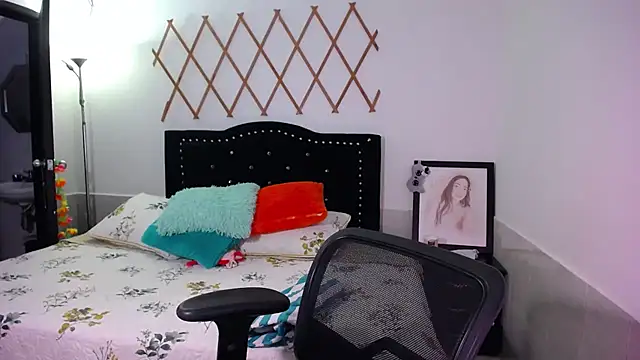 naughty girl 4u online show from September 9, 8:18 pm