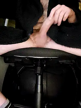 Snapshot of drivingguy chatting on December 17, 2:16 am drivingguy online show from December 17, 2:16 am